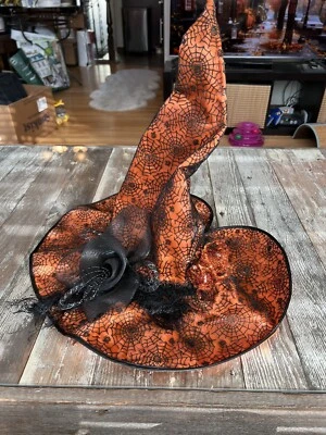 Sombrero de bruja de Halloween tipo terciopelo con araña naranja encaje negro y plumas adulto M/L Foto 1 de 4