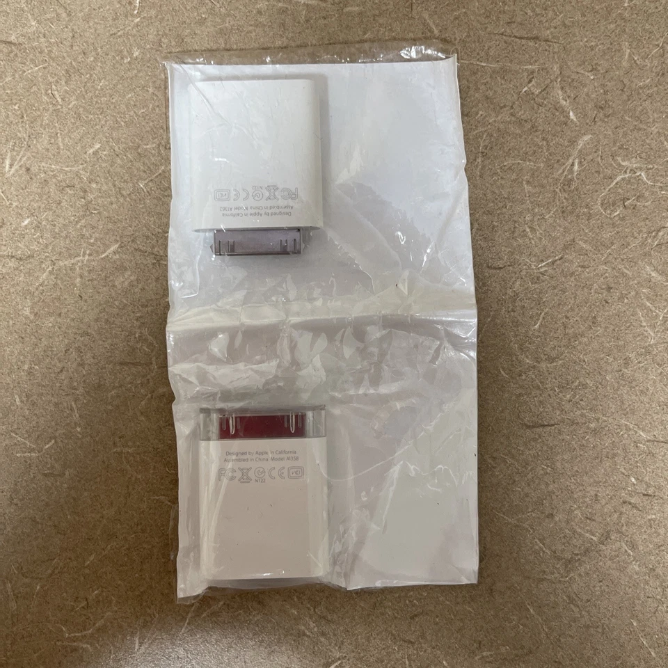 Apple iPad Camera Connection Kit-Camera Connector A1362/SD Card Reader A1358 - Image 1 of 1