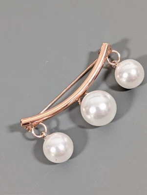 Broche prendedor retro con dije de perla sintética blanca tono oro rosa Foto 1 de 4
