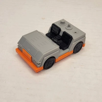 Tractor/tirador de equipaje de aeropuerto de juguete conducido por Battat. Juguetes para coche Foto 1 de 4