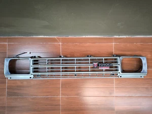 TOYOTA HILUX LN40 RN40 RN30 Front Radiator Grille with Emblem/Headlight Trim - Picture 1 of 23