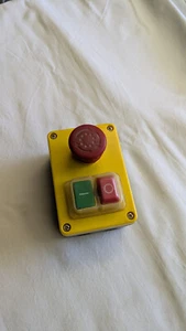 Profi 230V Sicherheitsschalter Maschinenschalter Ein/Aus mit Wiederanlaufschutz - Bild 1 von 8