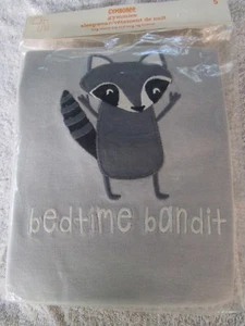 NUEVO CON ETIQUETAS PIJAMAS PJS GYMMIES GRIS A LA HORA DE ACOSTARSE BANDIDO MAPACHE TALLA 5 - Imagen 1 de 4