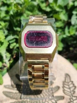 Orologio Vintage Bulova 1976 LED Computron Uomo 37mm Tono Oro NUOVO CINTURINO/BATT FUNZIONA!!! - Immagine 1 di 4
