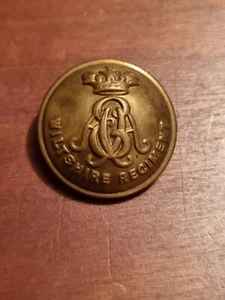 Original Victorian Crown WILTSHIRE REGIMENT Brass tunic button 17mm - Picture 1 of 2