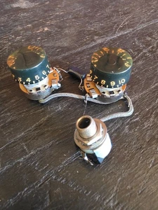 Telar de cableado de bajo Gibson Grabber de 1970 con 2 ollas, 1 conector y 2 perillas de velocidad - Imagen 1 de 13