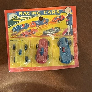 Set giocattolo auto da corsa vintage anni 60 - 3 auto su cartoncino - Made in Hong Kong - NOS - Foto 1 di 6