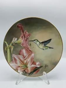Plato de colibrí vuelos románticos por Qua Lemonds 1994 flores de pájaro firmado - Imagen 1 de 6
