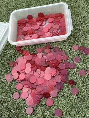 Lote de 200+ fichas de bingo rojas vintage con 2 contenedores de almacenamiento de plástico   Foto 1 de 2