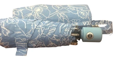 Vera Bradley Primavera Floral Aire Azul Mini Paraguas-Azul Blanco- Funda Correa Foto 1 de 2