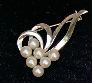 Vintage 7 Cultured  Pearl Brooch  Pin Sterling Silver Jewellery  Collectables - Picture 1 of 6