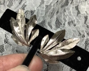 Crown Trifari signed vintage antique jewelry silver tone leaf clip earrings - Picture 1 of 3