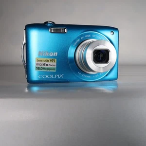 Nikon Coolpix S3300 16Mpx Digital Compact Camera Blue, Case, SD Card - Excellent - Picture 1 of 19
