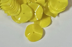 Lot 40 VTG Opaque YELLOW Plastic Acrylic Wavy Disc-Petal Loose Crafting Beads - Picture 1 of 8