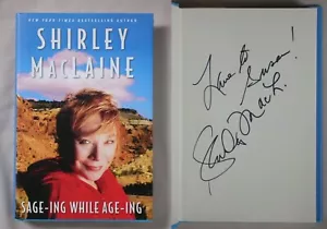 Signierte 1. Ausgabe SAGE-ING WHILE AGE-ING Shirley MacLaine NEW AGE 2007 HARDCOVER - Bild 1 von 3