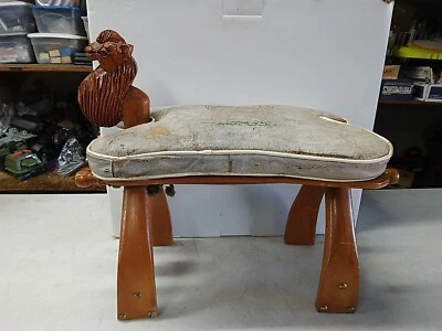Sillín egipcio vintage camello latón madera tachonada cuero asiento pie taburete  Foto 1 de 4