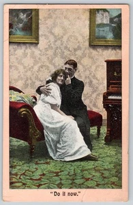 1908 DO IT NOW ROMANTIC COUPLE in PARLOR PIANO COMEDY POSTCARD - Picture 1 of 2