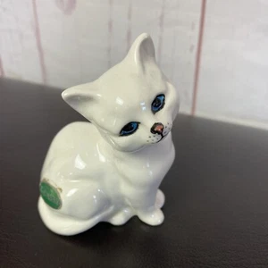 Vintage Beswick England Seated White Kitty Cat Figurine 3" Blue Eyes Kitten - Picture 1 of 7