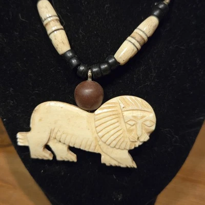 Collar colgante de león de piedra natural y cuentas de madera en cuerda ajustable Foto 1 de 4