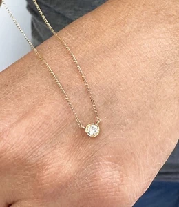 Colgante de diamantes simulados de corte redondo de oro amarillo de 14 quilates y bisel de cadena de oro de 0,35 quilates - Imagen 1 de 9