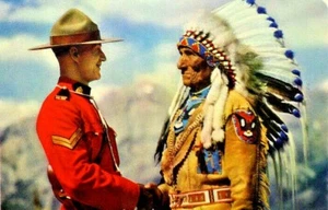 Mountie & Chief sitzender Adler - Vintage Kanadas Postkarte (A11) - Bild 1 von 3