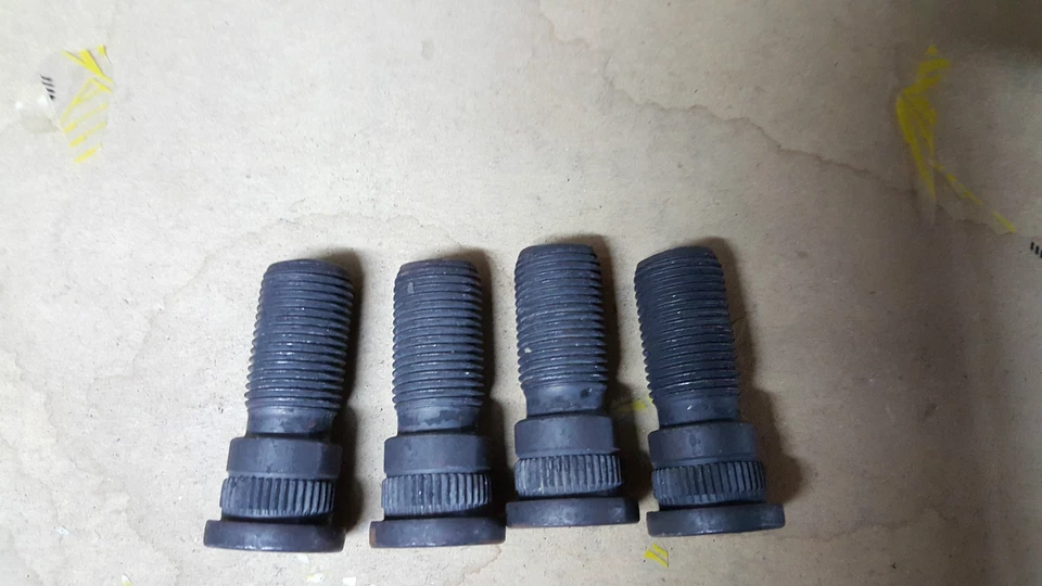 PEUGEOT 404 U10 CAMIONNETTE WHEEL BOLT 331105  - Image 1 of 1