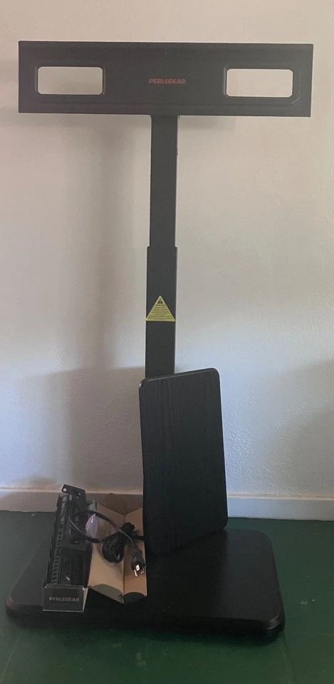 Soporte de TV de piso Perlegear con toma de corriente, soporte universal para TV y soporte para barra de sonido Foto 1 de 1