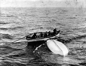 New 8x10 Photo: Overturned Collapsible "B" Lifeboat from RMS TITANIC Disaster - Picture 1 of 1