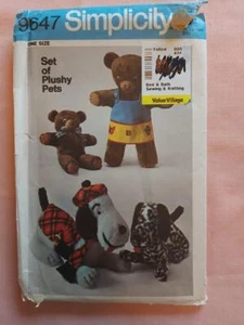 Patrones de juguetes y ropa vintage de oso y perro de peluche Simplicity 9647 - Imagen 1 de 2