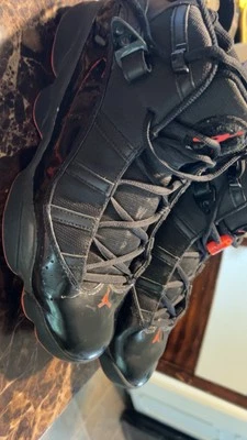 Zapatos de baloncesto Jordan 6 anillos para hombre negros/rojos talla 11,5. Foto 1 de 4