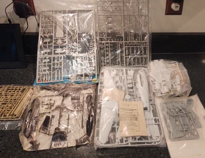 Vintage Lot Flugzeugmodelle, Restposten, ohne Kartons oder Anleitungen, mehrere Bausätze - Bild 1 von 9