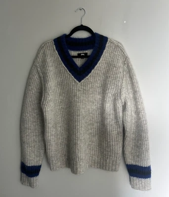 Suéter Stussy Tenis Tejido Mohair Cuello en V Talla Grande Gris y Azul Marino Foto 1 de 3
