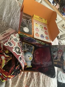 Akibento Exclusive Items T-Shirt 2XL, Halskette, Karten, Aufkleber, Mousepad, Funko Pops - Bild 1 von 4