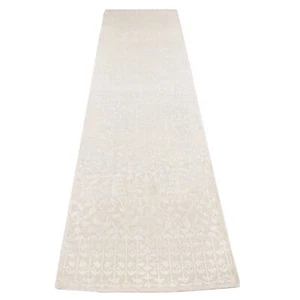 Alfombra de corredor 2'6"x8'3" tono marfil sobre tono seda pura con lana anudada a mano R87290 - Imagen 1 de 7