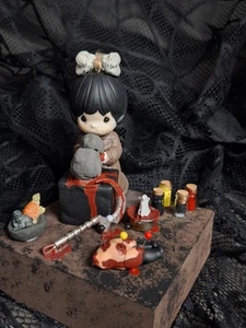 Momentos alterados. Figura Precious Moments, Dama Vudú, Tamaño Mediano, Horror - Imagen 1 de 2