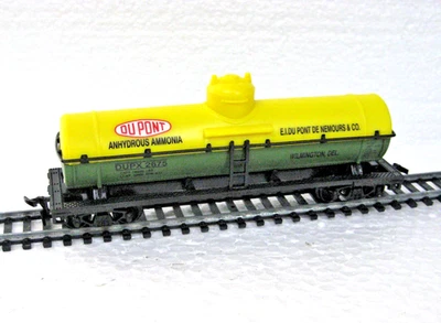 HO  MP DUPONT  DUPX  CHEMICAL TANK  CAR #6921 MODEL POWER /  HORN HOOK COUPLER  - Image 1 of 3