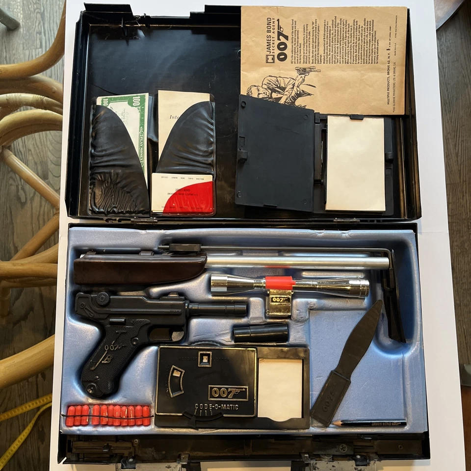 James Bond 007 Attache Case 1965 buen estado todo original Foto 1 de 4