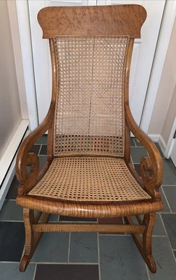 Balancín antiguo de arce tigre con respaldo y asiento enlatados ~ brazos de cola de ballena Foto 1 de 4