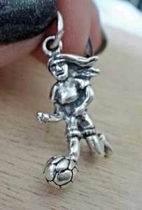 ¡Jugadora de fútbol para niñas de plata esterlina 3D 22x16 mm con dije de pelota! - Imagen 1 de 5