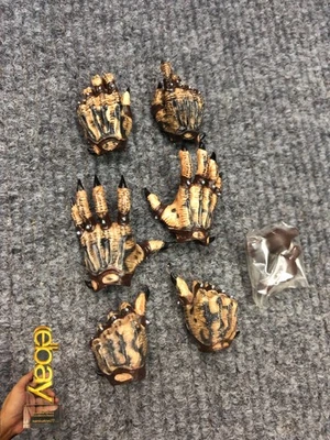1/6 Hot Toys MMS233 Predator 2 Elder Predator Hands for Action Figure - Image 1 of 3