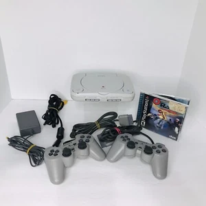 Paquete Sony PlayStation PS1 PS One SCPH-101 con juego + 2 controladores - probado - Imagen 1 de 9