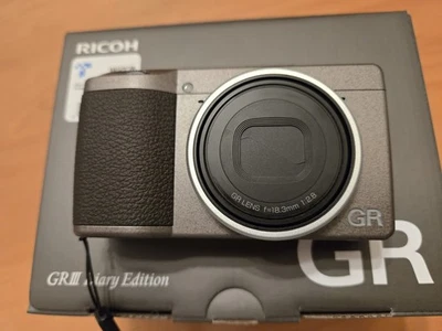 Cámara digital Ricoh GR III edición diaria - excelente estado (383 obturadores) Foto 1 de 4