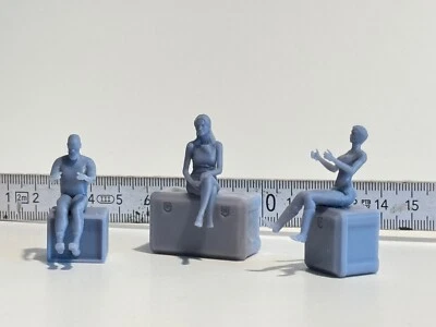 Figuren Set in 1:32 sitzend 3x Fahrerfigur  für Siku Modellbahn Wiking ROS Weise - Bild 1 von 4