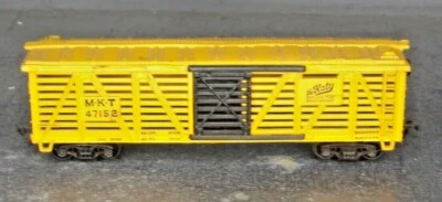 HO SCALE KATY CATTLE LIVESTOCK CAR 47152 VARNEY OR MANTUA YELLOW WITH BLACK DOOR - Image 1 of 4
