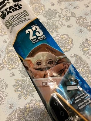 Star Wars Grogu The Child Mandalorian 23 pulgadas SKY DIAMOND Poly Kite de X-Kites Foto 1 de 4