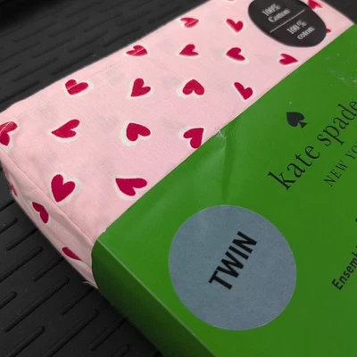 Juego de 3 sábanas dobles Kate Spade New York 100 % algodón rosa con corazones rojos nuevo con etiquetas Foto 1 de 4