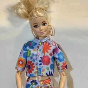 Barbie Extra Fashion Doll Articulated Hands Elbows Knees Floral 2 pc Outfit - Bild 1 von 10