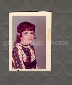 GEFUNDENES ALTES FARBFOTO SCHULFOTO LUSTIGE SELTSAME FRISUR C643 - Bild 1 von 1