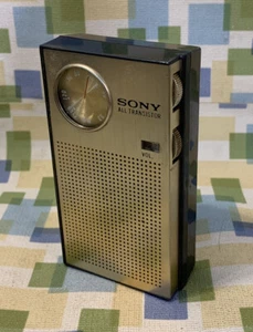 SONY TR-1811 Transistor Radio - Works, Great Shape - Picture 1 of 6