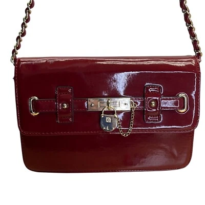 Bolso de Hombro Anne Klein Rojo Charol Imitación Cuero Cerradura Dorada Acento Cadena Correa Foto 1 de 4